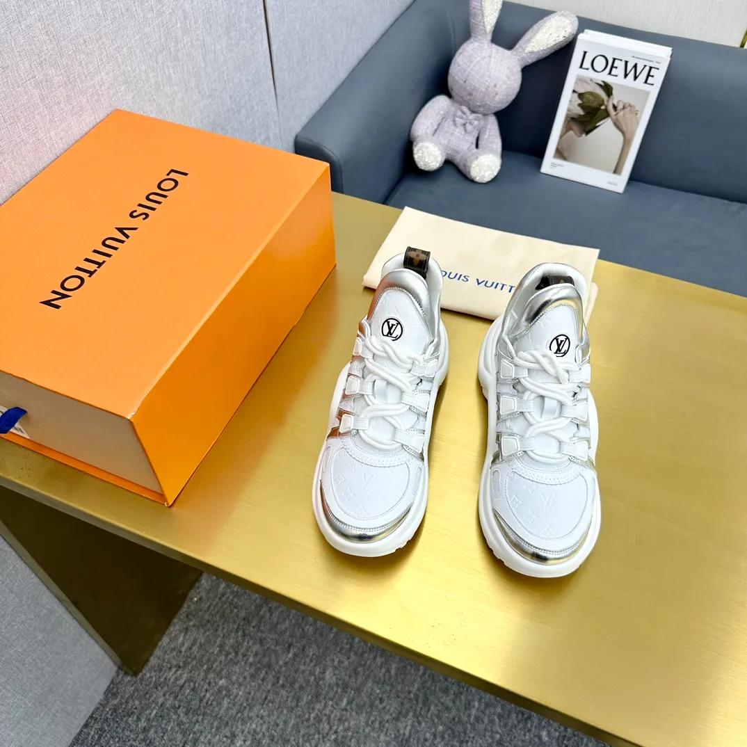 👟👟Ex-factory price 760👟👟LV donkey brand casual sports dad shoes. The bold and avant-garde design➕the distinctive wavy outsole is charming in the entire fashion circle. It is synonymous with new trends and trends. It is to be called the coolest casual sports shoe in history. Whoever wears it will become the most handsome person who turns heads. The height of the heel is about 5.5cm, and the heel is about 8mm.  🌸Imported fabrics🐂leather➕Imported🐐leather➕Imported T👟👟Ex-factory price U splicing 🌸Inner lining imported mesh fabric➕Cowhide lining Outsole vacuum foaming and T👟👟Ex-factory price U combination 🌸 Size women's size 35-41